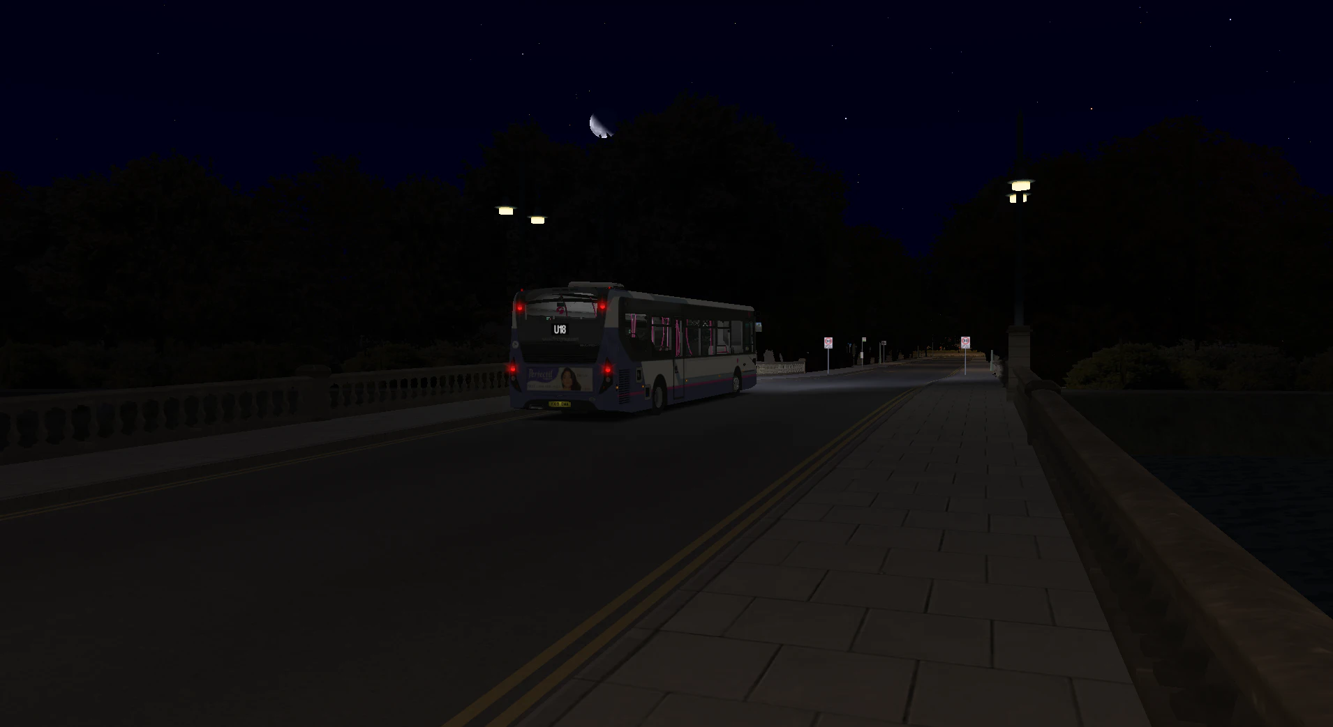 An Enviro 200 MMC on route U18 crossing a stone bridge at night, under street lamps.